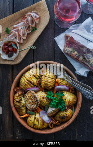 Con Patate Carote vicino fino in una ciotola, verticale, stile rustico Foto Stock