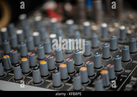 Analogico Mixer audio. Professional audio console di miscelazione di trasmissioni radio e TV. Foto Stock