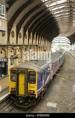 Unità multipla diesel classe 150 Northern Rail presso la stazione di York, Regno Unito. Foto Stock