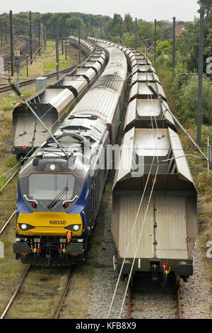 Direct rail services class 68 locomotiva diesel 68030 in attesa in holgate sciavero a sud della stazione di York, UK. Foto Stock