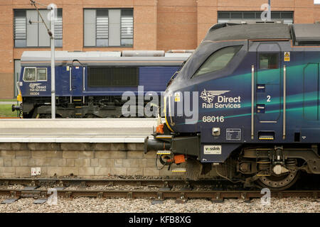 Rampa diretta Servizi locomotive diesel 66304 e 68016 presso la stazione di York, UK. Foto Stock