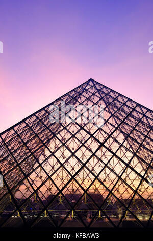 La piramide del Louvre di Parigi, Francia al tramonto di una sera d'estate Foto Stock