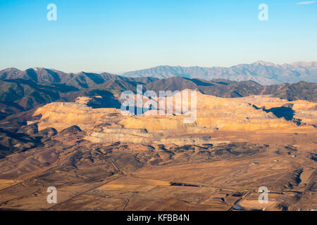 Bingham Canyon Kennecott Fossa aperta miniera di rame dall'aria in mattina presto luce nei pressi di Salt Lake City, Utah Foto Stock