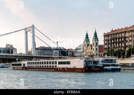 Budapest, Ungheria - 12 agosto 2017: il ponte Elisabetta a Budapest. Si tratta di una termica e bagno termale a Budapest costruito durante il dominio ottomano. Foto Stock