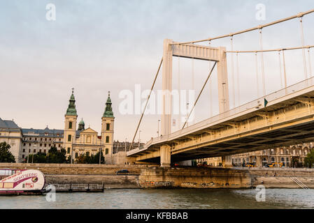 Budapest, Ungheria - 12 agosto 2017: il ponte Elisabetta a Budapest. Si tratta di una termica e bagno termale a Budapest costruito durante il dominio ottomano. Foto Stock