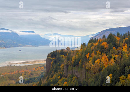 Autunno a colori fogliame a casa vista sul punto di corona lungo il Columbia River Gorge Foto Stock