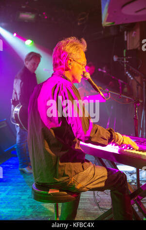 Stati Uniti d'America, colorado, Aspen, ritratto di gerry beckley della banda america canto sul palco a pancia in su in centro di Aspen Foto Stock