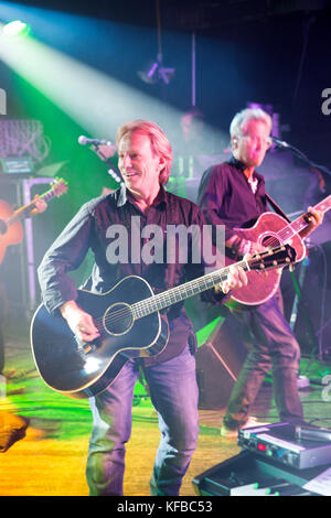 Stati Uniti d'America, colorado, Aspen, Gerry beckley e dewey bunnell della banda america marmellata e riprodurre musica a pancia in su in centro di Aspen Foto Stock