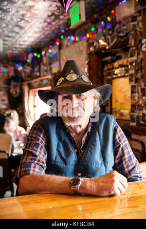 Stati Uniti d'America, colorado, Aspen, un ritratto di un cowboy locale presso il bar del woody creek Tavern, woody creek Foto Stock