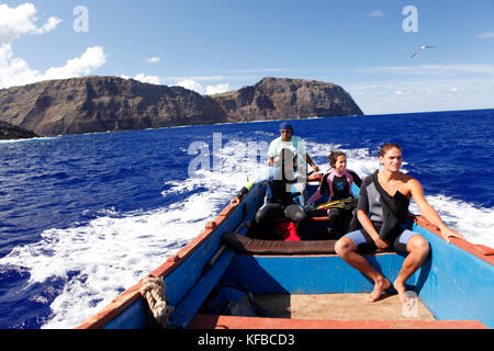Isola di Pasqua, Cile, Isla de Pascua, Rapa Nui, a bordo della barca lasciando il Hanga Roa Harbour per lo snorkelling e freedriving vicino a Isla Moti Nui, Foto Stock