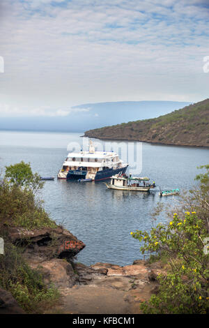 Isole Galapagos, ecuador, tangus cove, le m/c ocean spray ormeggiata in bay off tangus cov Foto Stock