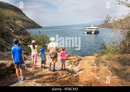 Isole Galapagos, ecuador, tangus cove, indiviuals esplorare sul lato nw di Isabela island Foto Stock