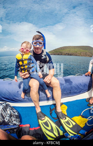 Isole Galapagos, ecuador, individui ottenere pronto ad andare a fare snorkell nelle acque in prossimità di tagus cove Foto Stock