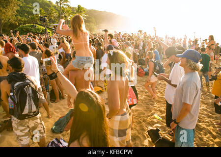 Stati Uniti d'America, Hawaii, Oahu, North Shore, persone che guardano la cerimonia di premiazione presso la eddie aikau surf concorrenza, Waimea Bay Foto Stock