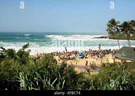 Stati Uniti d'America, Hawaii, Oahu, vista in elevazione di persone che guardano la eddie aikau surf concorrenza, Waimea Bay Foto Stock