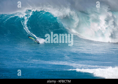 Stati Uniti d'America, Hawaii Maui, un uomo surf sulle onde enormi in corrispondenza di una interruzione chiamati ganasce o peahi Foto Stock