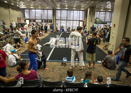 Stati Uniti d'America, Oahu, Hawaii, jujitsu arti marziali fighters aggrappatore presso l'icona alle prese nel torneo di Honolulu Foto Stock