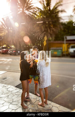 Stati Uniti d'America, Oahu, Hawaii, la condivisione di una rasatura in ghiaccio haliewa sulla sponda nord Foto Stock