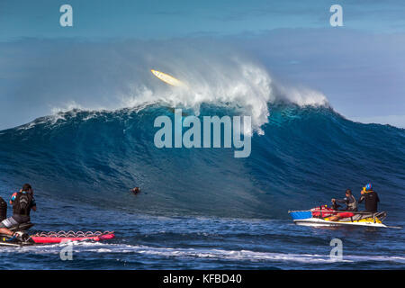 Stati Uniti d'America, Hawaii Maui, ganasce, big wave surfers decollare su una onda a peahi sulla northshore Foto Stock