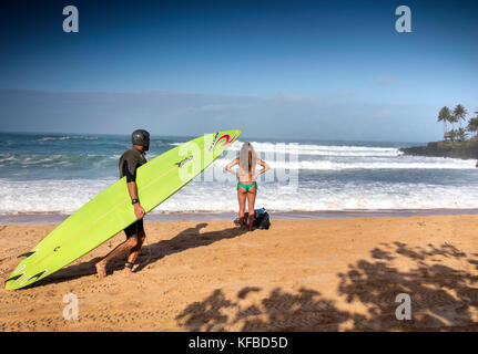 Hawaii, Oahu, North Shore, surfisti a Waimea Bay Foto Stock