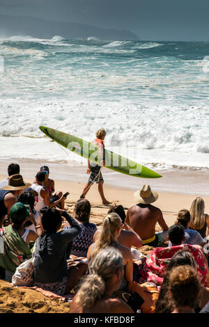 Hawaii, Oahu, North Shore eddie aikau, 2016 Giovanni Firenze prepara a testa fuori durante la eddie aikau 2016 big wave surf concorrenza, Waimea Bay Foto Stock