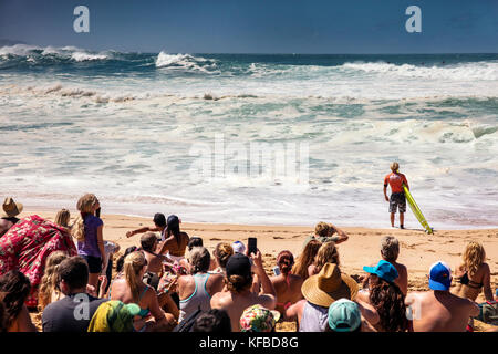 Hawaii, Oahu, North Shore eddie aikau, 2016 Giovanni Firenze prepara a testa fuori durante la eddie aikau 2016 big wave surf concorrenza, Waimea Bay Foto Stock