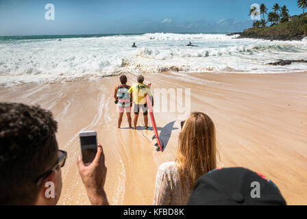 Hawaii, Oahu, North Shore eddie aikau, 2016 66 anni di Clyde aikau, fratello di Eddie aikau preparando a testa fuori durante la eddie aikau 2016 big wa Foto Stock