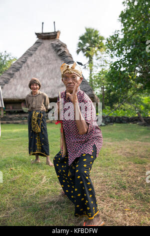 Indonesia, Flores, sambuco Zaccaria sela dimostra uno dei suoi boxe tradizionale pone nel suo villaggio kampung tutubhada in rendu Foto Stock