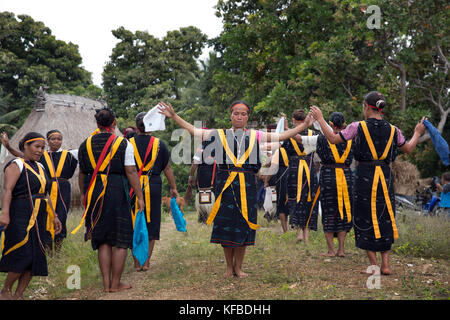 Indonesia, Flores, ngadha district, i residenti del villaggio belaraghi ballare e cantare per dare il benvenuto agli ospiti nel loro villaggio Foto Stock