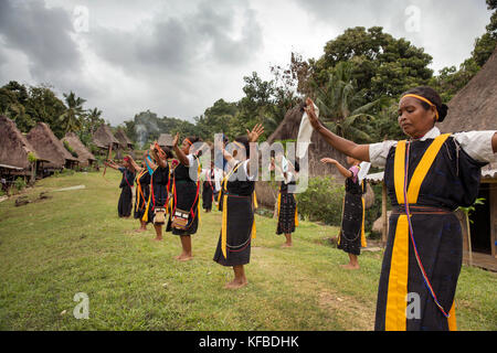 Indonesia, Flores, ngadha district, i residenti del villaggio belaraghi ballare e cantare per dare il benvenuto agli ospiti nel loro villaggio Foto Stock