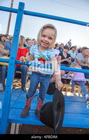 Stati Uniti d'America, Oregon, Suore sorelle Rodeo, bambini guardare gli eventi presso le Suore Rodeo Foto Stock
