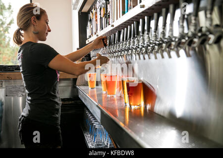 Stati Uniti d'America, Oregon, piegare, Pacific Pizza e birra, barman versando pinta bicchiere di birra brew Foto Stock