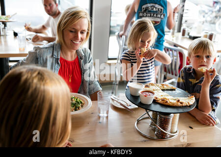 Stati Uniti d'America, Oregon, piegare, Pacific Pizza e birra, la famiglia mangiare la pizza Foto Stock