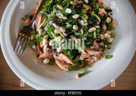 Stati Uniti d'America, Oregon, piegare, Pacific Pizza e birra, kale sald steelhead il salmone Foto Stock
