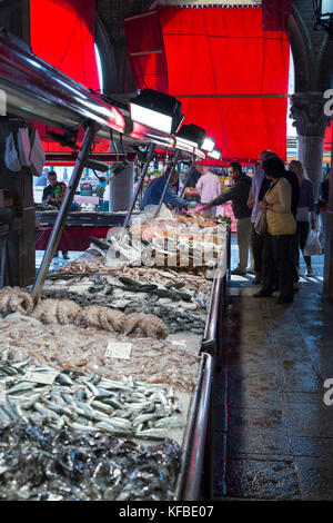 L'Italia, Venezia, pesce fresco in stallo il mercato di Rialto. Foto Stock