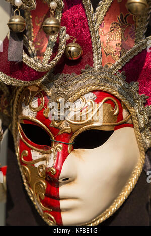 L'Italia, Venezia, jester stile carnevale veneziano maschera per la vendita. Foto Stock