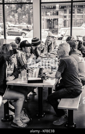 Stati Uniti d'America, Oregon, piegare, Pacific Pizza e birra, gruppo di persone mangiare la pizza a tavola in bianco e nero Foto Stock