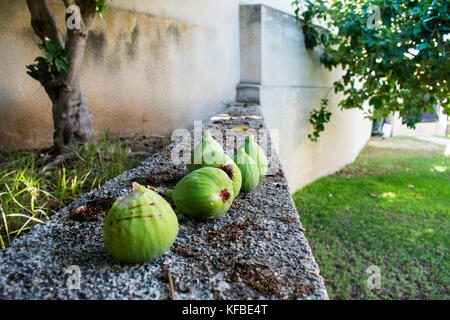 Le figure sulla parete di una casa del villaggio di cipro Foto Stock