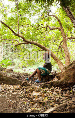 Filippine, palawan barangay regione, ritratto di una giovane donna di batak nel villaggio kalakwasan Foto Stock