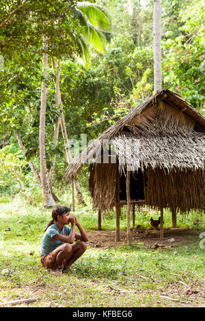 Filippine, palawan barangay regione, ritratto di una giovane donna di batak nel villaggio kalakwasan Foto Stock