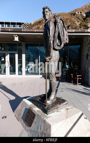 Una statua per celebrare il cinquantesimo anniversario di sir Edmund Hillary è salita di Everest, il Villaggio di Mt Cook, Nuova Zelanda Foto Stock