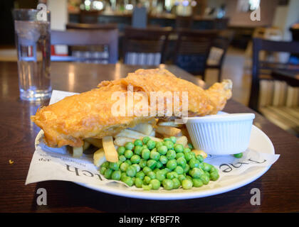 Pesce e patatine tradizionali in un pub Foto Stock