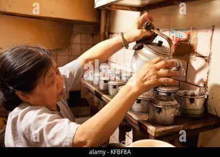 Il Vietnam, Hanoi, miss tahi proprietario del cafe nang coffee shop prepara il caffè per i clienti nel vecchio quartiere Foto Stock