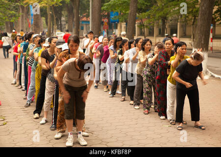 Il Vietnam, Hanoi, donne eseguire il tai chi e il tratto di mattina presto, il lago Hoan Kiem Foto Stock