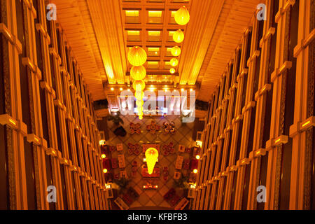 Il Vietnam, a Saigon, a Ho Chi Minh City, guardando verso il basso nella lobby del Rinascimento Riverside Hotel dal piano superiore Foto Stock