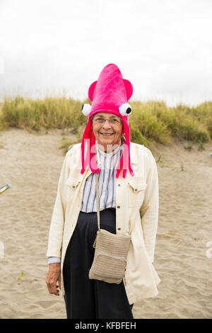 Stati Uniti d'America, nello Stato di Washington, spiaggia lunga penisola, International Kite Festival, donna indossa un cappello di calamari alla creatura del mare aquiloni evento Foto Stock