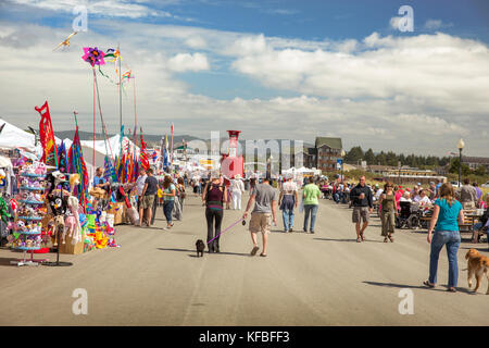 Stati Uniti d'America, nello stato di Washington, spiaggia lunga penisola, international kite festival, la fila di prodotti alimentari e fornitori di kite a kite festival Foto Stock