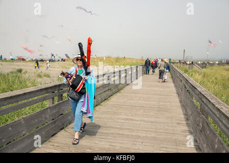 Stati Uniti d'America, nello stato di Washington, spiaggia lunga penisola, international kite festival, kite flyer a piedi lungo la famosa Long Beach Boardwalk Foto Stock