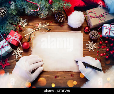 Santa Claus scrivania con la lettera e il regalo di natale Foto Stock