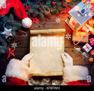 Santa Claus escursioni leggere la lista dei desideri di ornamento e regalo di natale Foto Stock